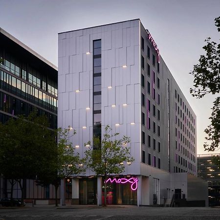 Moxy Milton Keynes Hotel Exterior foto