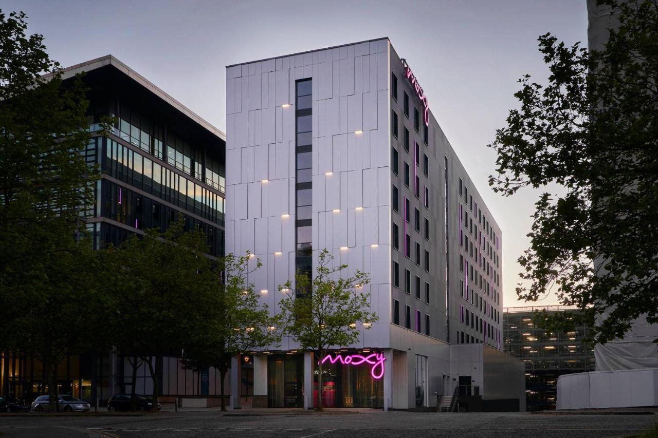 Moxy Milton Keynes Hotel Exterior foto